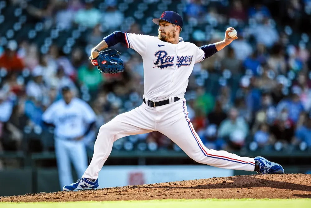 Texas Rangers sign Andrew Heaney