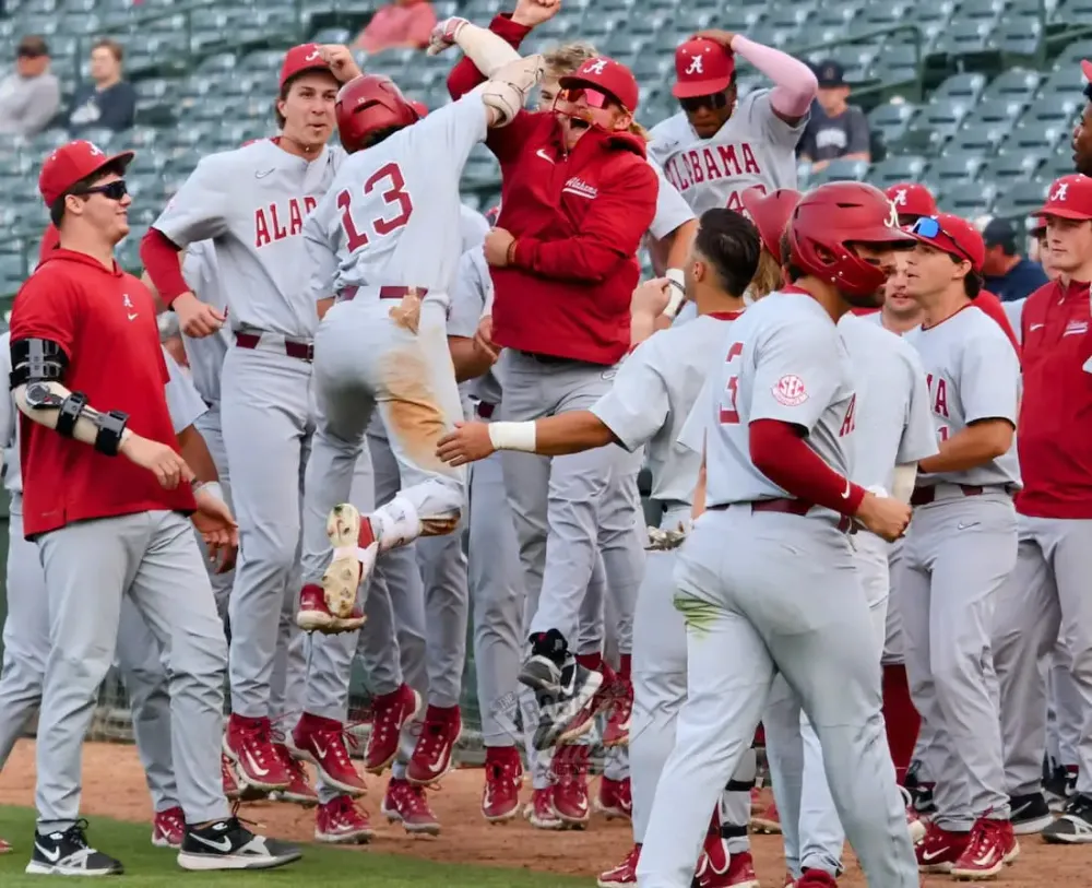 Alabama Beats Arizona 7-6, Stays Perfect at Frisco Classic